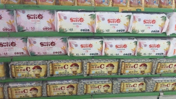 使い捨て可能な試供品の極度の柔らかい通気性の新生のおむつは赤ん坊のおむつを抜く