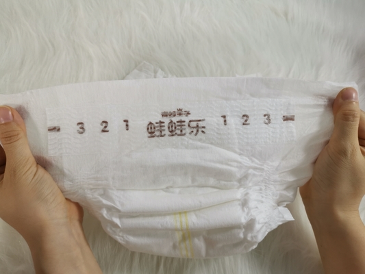 高い等級の使い捨て可能な柔らかく極度の通気性の赤ん坊のおむつは経験しました