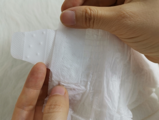 高い等級の使い捨て可能な柔らかく極度の通気性の赤ん坊のおむつは経験しました