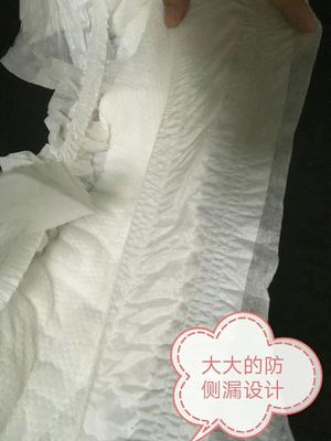 赤ん坊のおむつの工場卸し売り快適で柔らかい皮はズボンの使い捨て可能なおむつを抜く