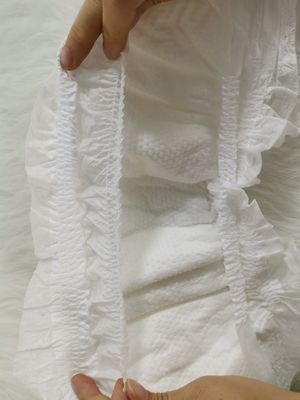 赤ん坊のおむつの工場卸し売り快適で柔らかい皮はズボンの使い捨て可能なおむつを抜く